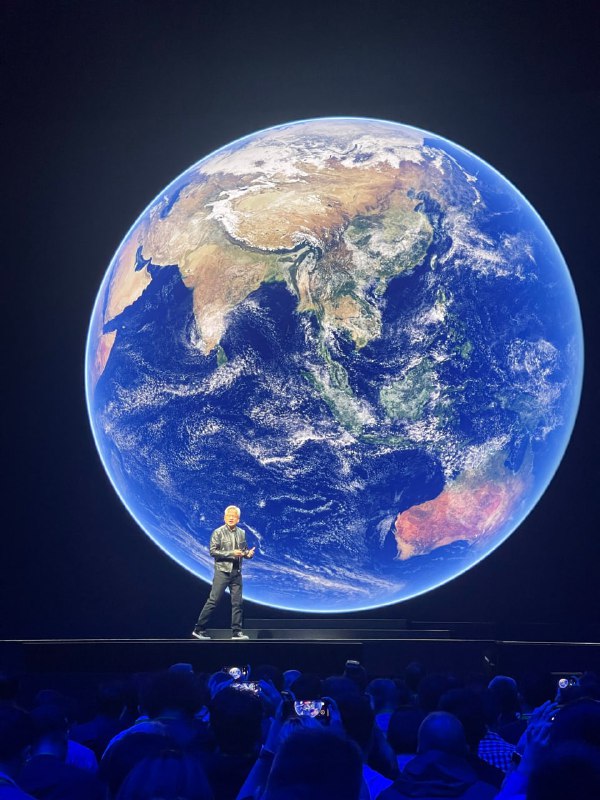 #英伟达 #黄仁勋 #演讲 #展望 #分享2024年6月2日晚7点，作为2024年COMPUTEX大会的组成部分，英伟达CEO黄仁勋在台北台大体育馆进行了一场上主题为《AI时代的全新产业革命》的演讲（官方回看地址，回看地址2（有汉译））